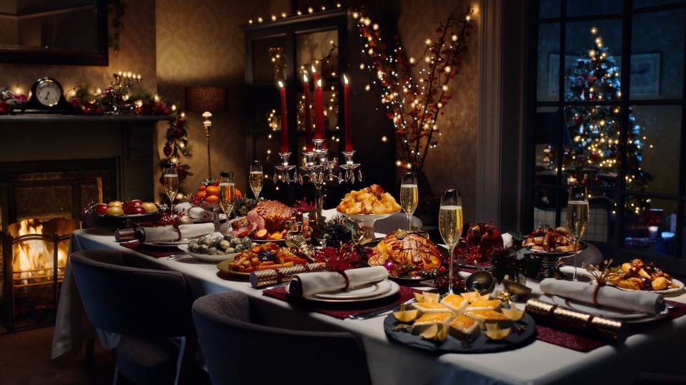 Mesa para cena de Navidad decorada con elegancia