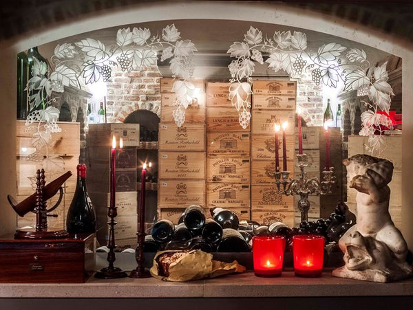 Bodega con candelabros antiguos y antiguos que la convierten en un espacio divertido y temperamental - Walda Pairon